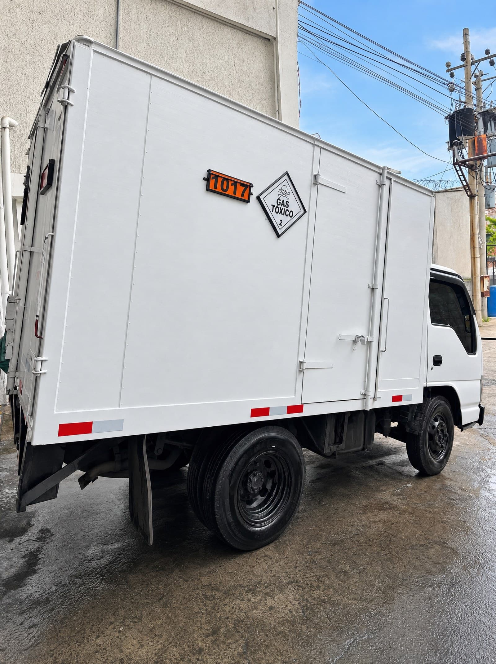 Camión con transporte certificado de materiales especiales — R Química