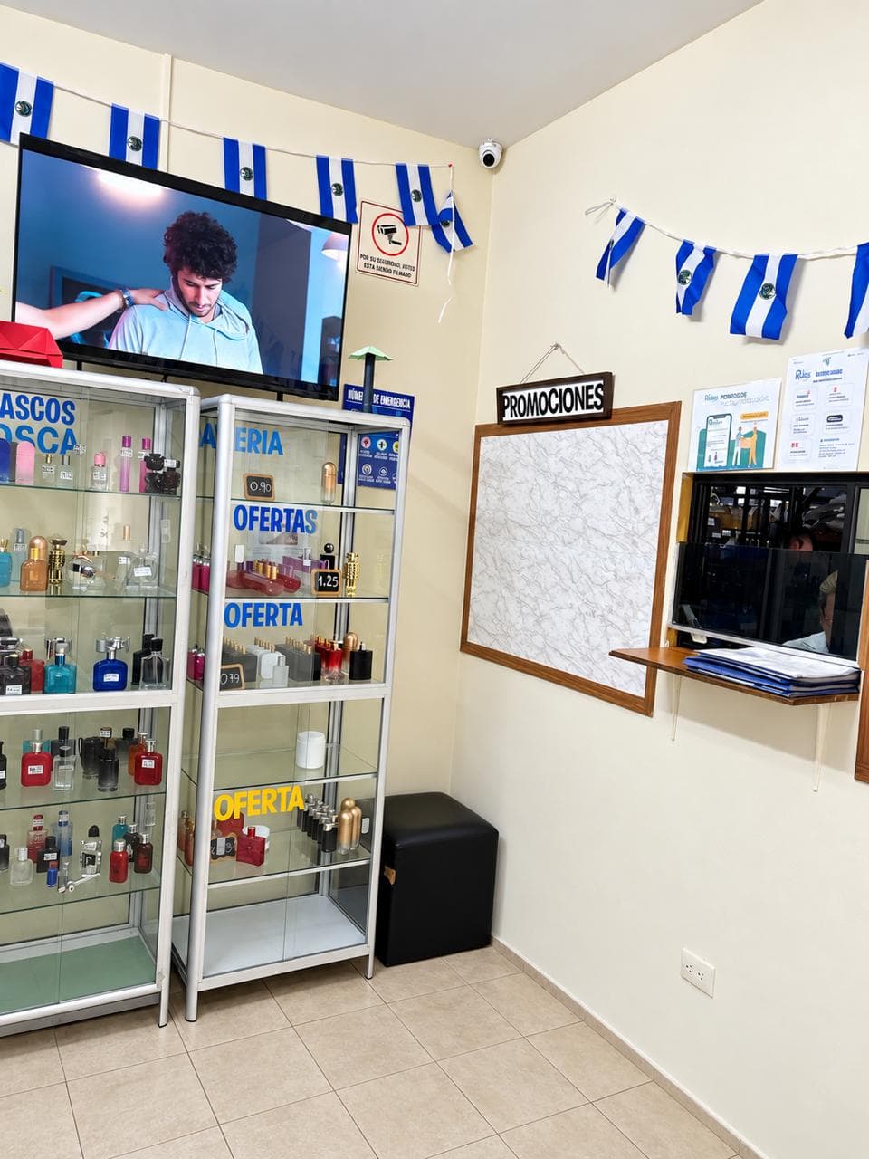 Vitrina de contratipos de perfumería — R Química